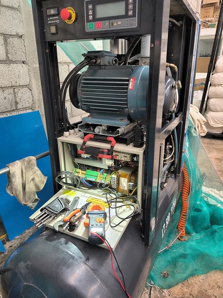 Corrección eléctrica a compresor de tornillo