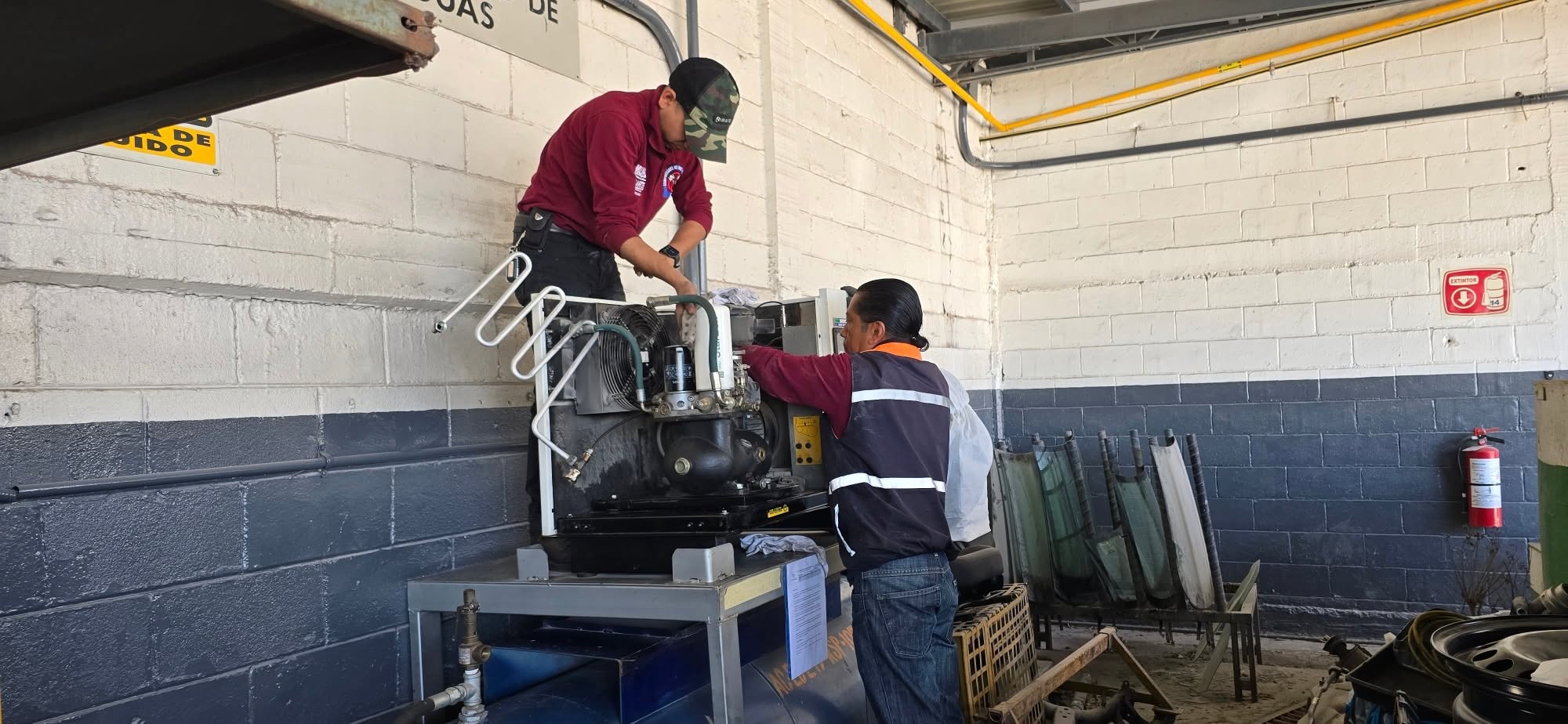 Mantenimiento a compresor de tornillo en planta del cliente