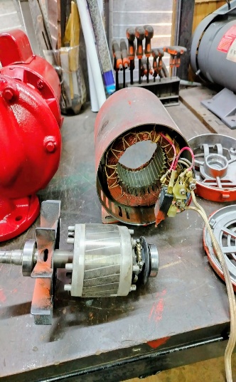 Desarme de motor eléctrico en taller